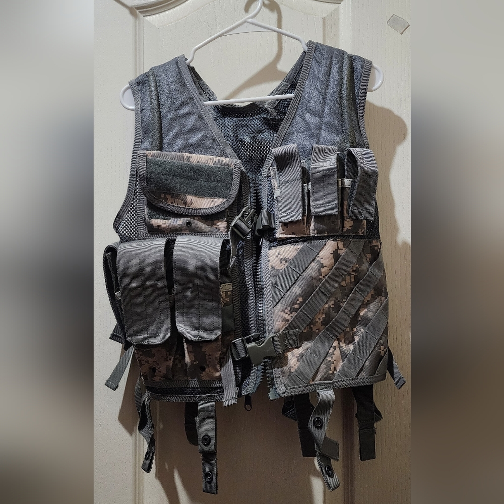 Tactical Gray and Camouflage Vest
